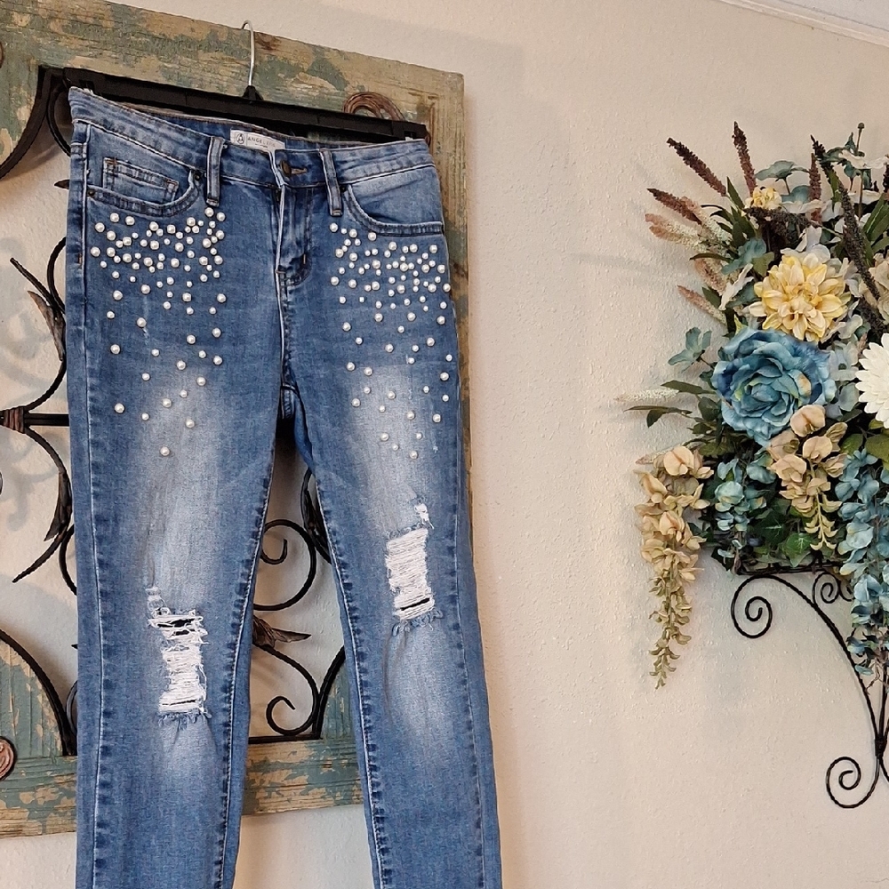 Angel Kiss Pearl-Studded Distressed Cropped Blue Jeans NWOT Size 3 - Picture 3 of 10